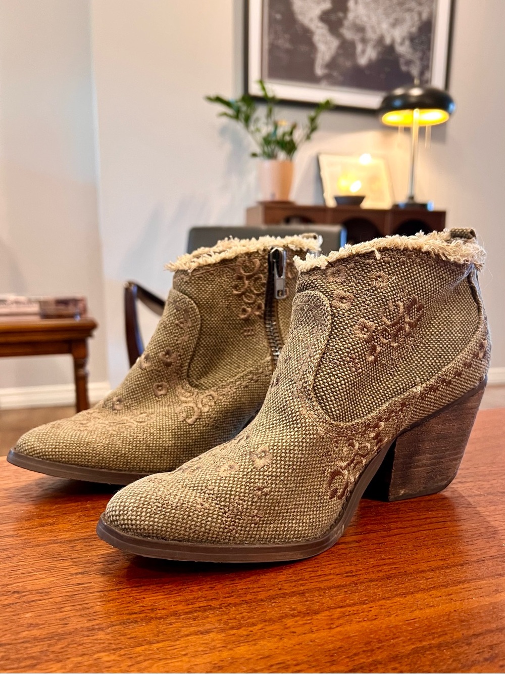 Embroidered Tapestry Western Block Heel Sz 8 Ankle Boots with Side Zip Taupe Tan